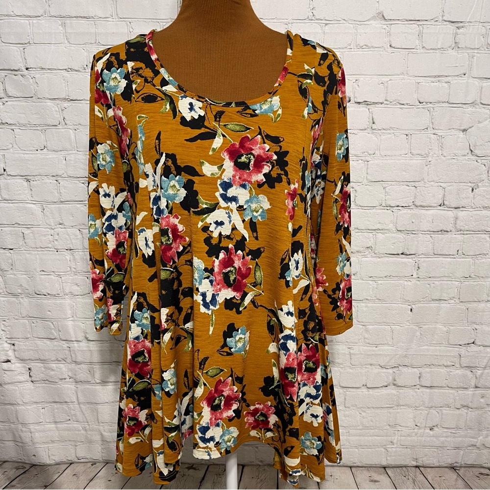 R Rogue Stretch Sharkbite Hem Top Size L Mustard Floral